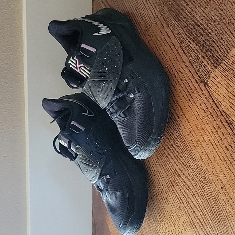 Kyrie Nike men's low basketball shoes, size 8. Good condition with minimal use.
